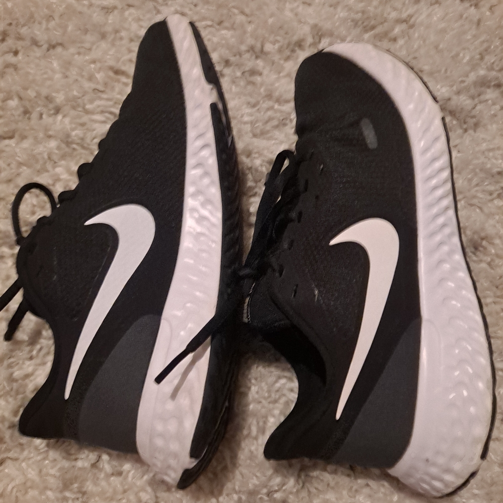 Nike Black and White Jogging Sneakers - Picture 9 of 9